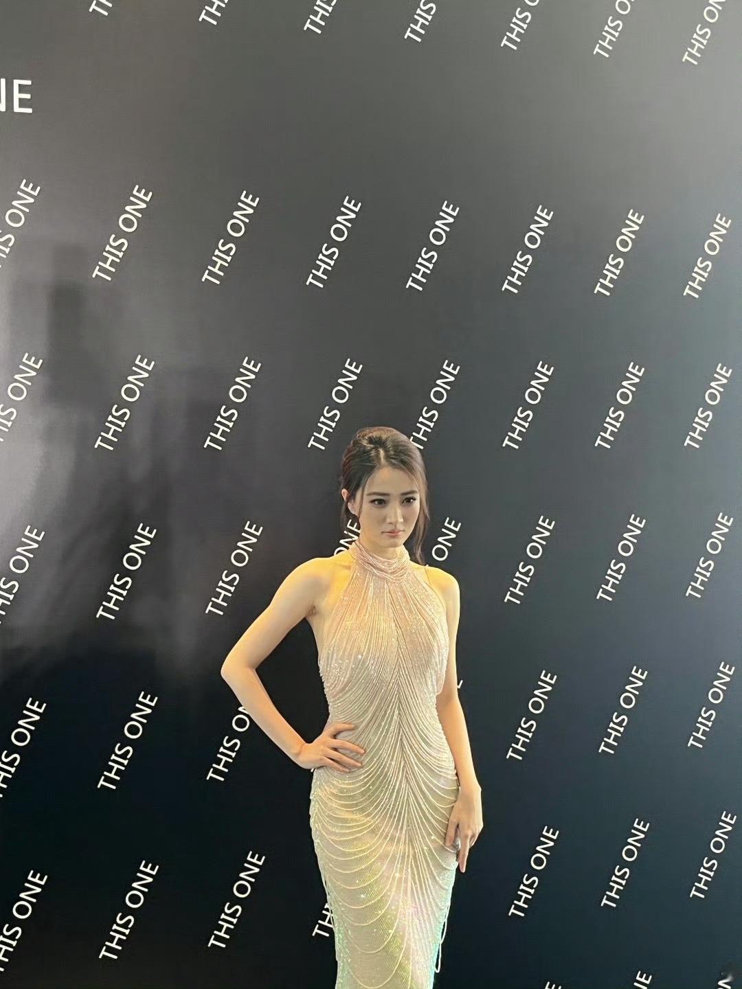 徐璐上海时装周造型徐璐真的绝美，状态也太好了吧​​​