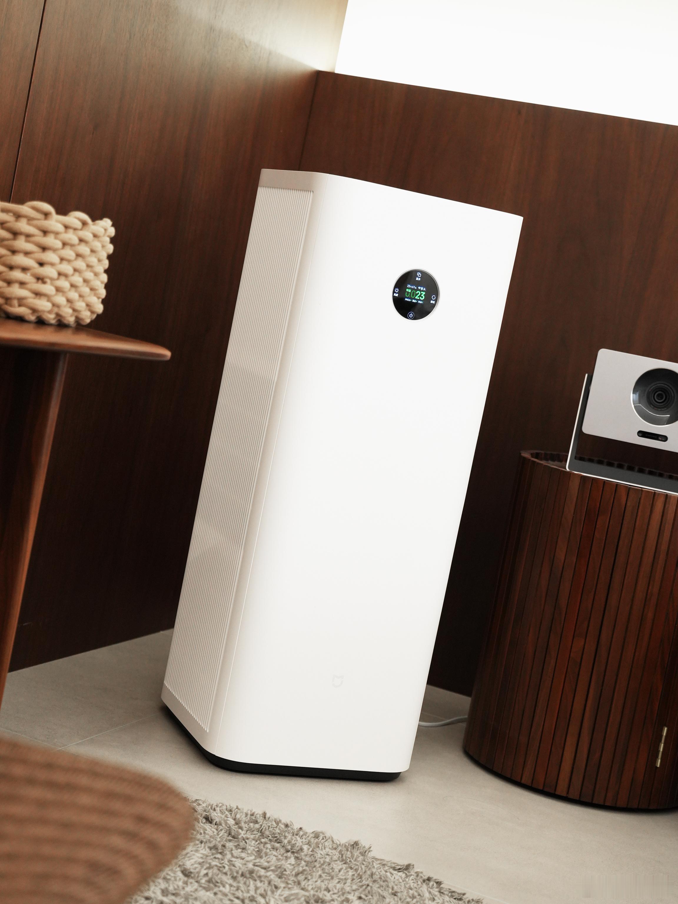 米家空气净化器6Pro，依然是大家熟悉的米家白色外观风格，简洁好看，放在家中