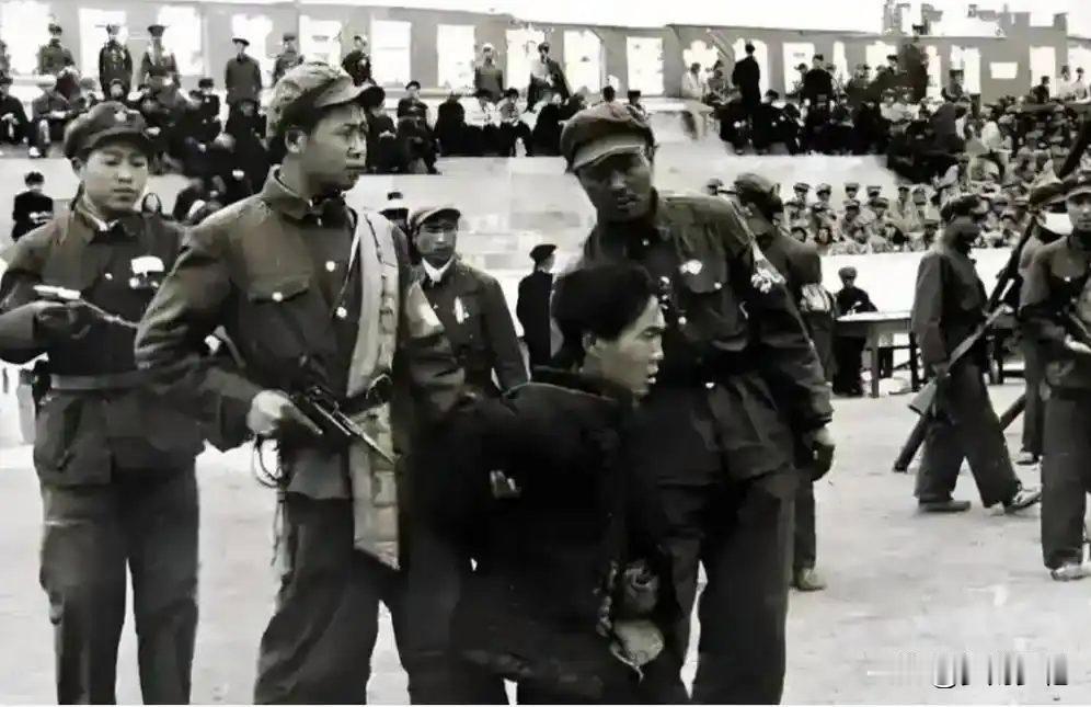1943年保定，地下党被捕后光脚押往宪兵队，路边小贩一句提醒，火车站扛大包时成功