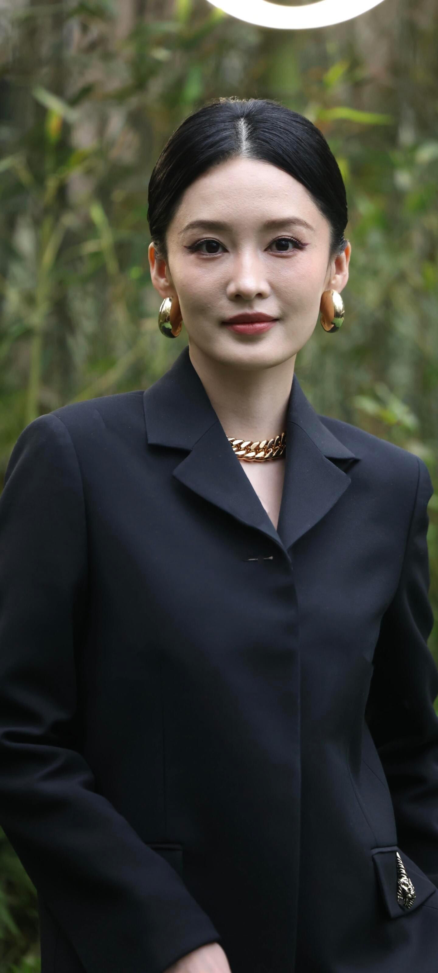 李沁上半身正装下半身美腿很诱人喔​​​