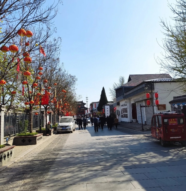 五一老同学回来，聊起工资待遇，听他说二十四五万的年薪，很是眼馋。他却说，眼馋个毛