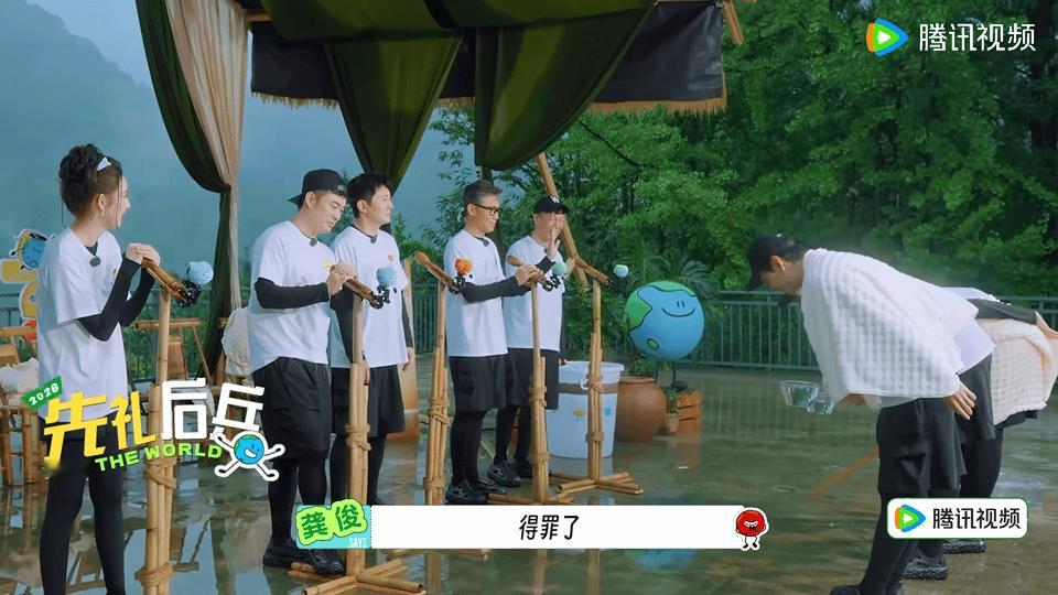 刘宇宁泼水之前先给哥哥们道歉地球超新鲜谁能想到刘宇宁的道歉只是个“战术掩护”啊