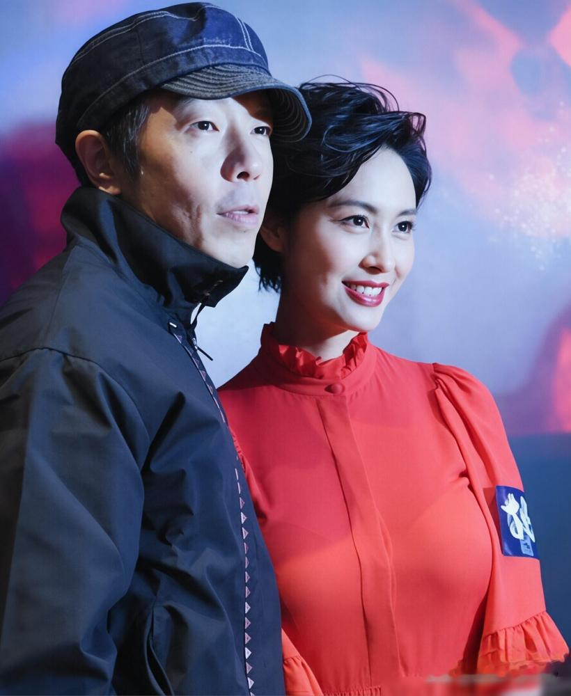 玄彬孙艺珍在东京被撞见了，孙艺珍点餐，玄彬推着婴儿车，儿子小手死死拽着妈妈袖子。这画面没什么惊天动地