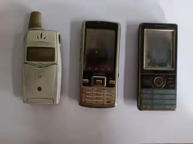 旧手机别当废品卖！现在涨价比黄金还猛这几天小区里可热闹了，三拨收旧手机的扎堆