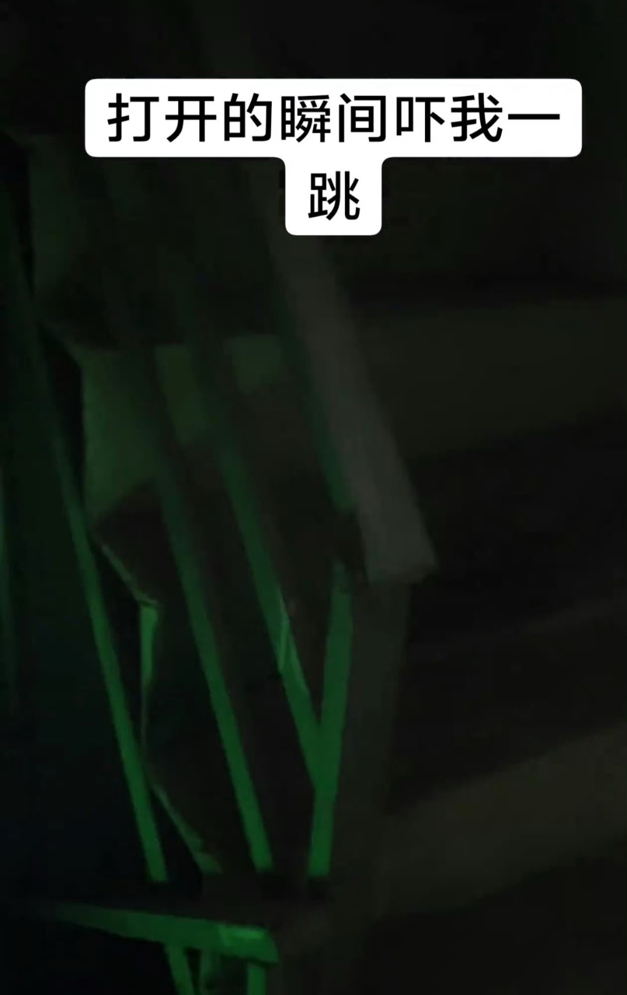 女子住酒店发现装饰画后是门想想都觉得毛骨悚然，真要是半夜撞见，估计能直接吓懵。谁