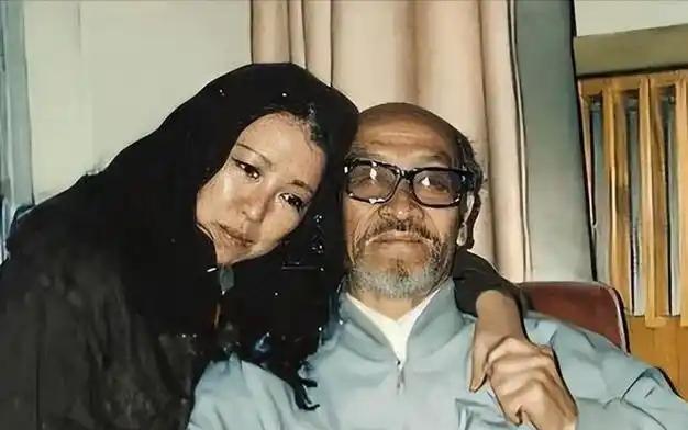 1990年，46岁的三毛跑到新疆，和76岁的王洛宾同居，王洛宾拒绝和她同