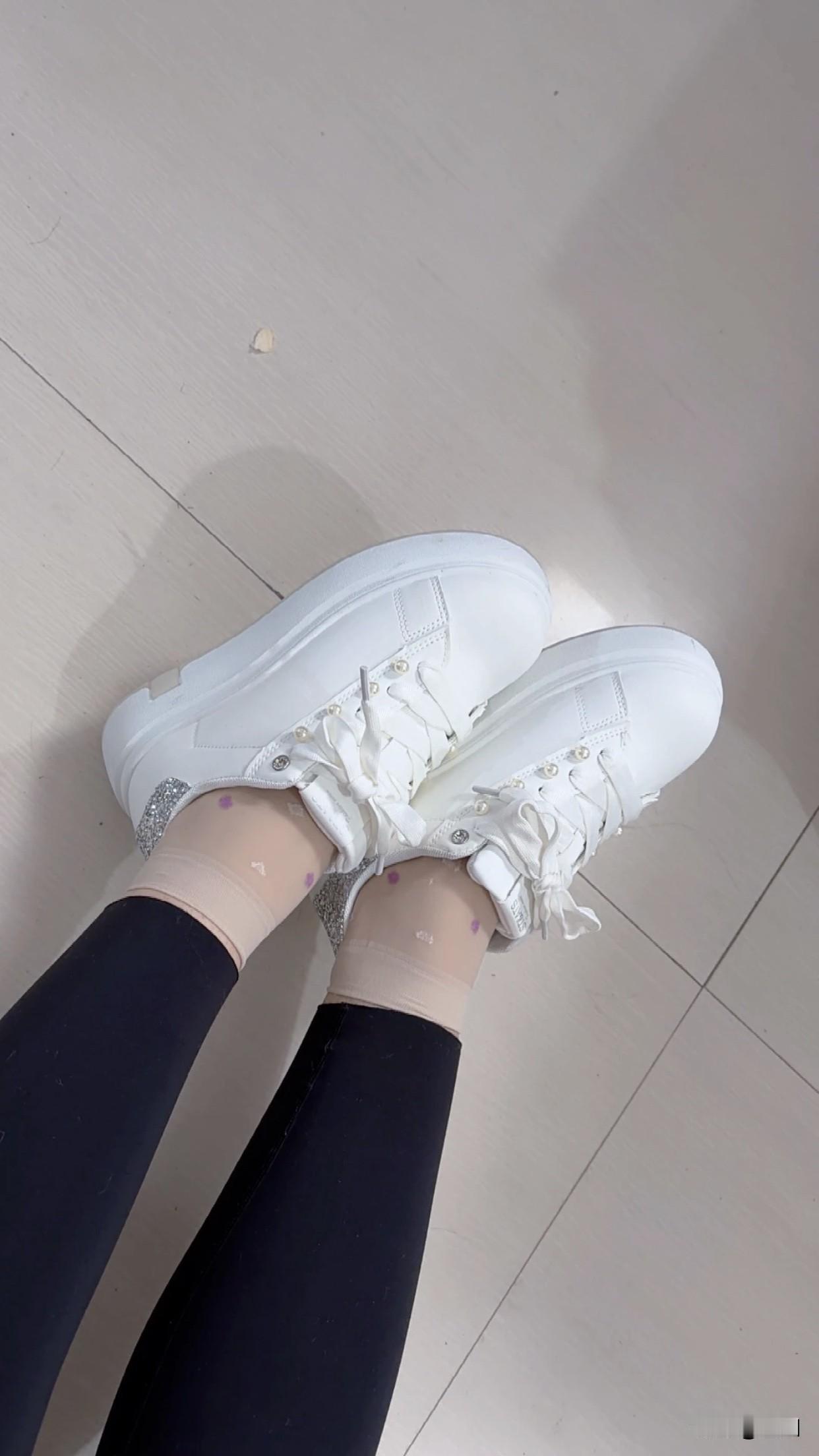 板鞋搭配丝袜真的是流行穿搭吗流行穿搭往往是被大众普遍接受的。