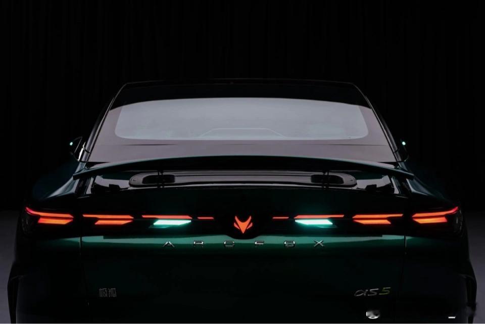 今日，极狐汽车正式官宣，旗下全新阿尔法S5将于3月1日全面开启预售。新车搭载北汽