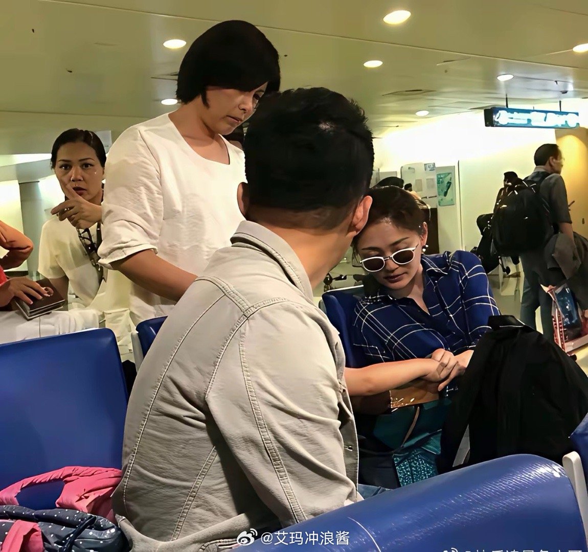 当年的汪小菲应该是真的很爱大S，你看这两人一同外出的照片，汪还真像个随行管家，只