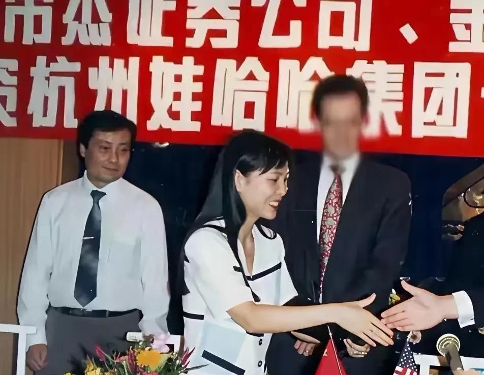 宗老和杜建英早年罕见的合影，宗老的眼神一直没离开过她。这时候的杜建英还是蛮漂亮