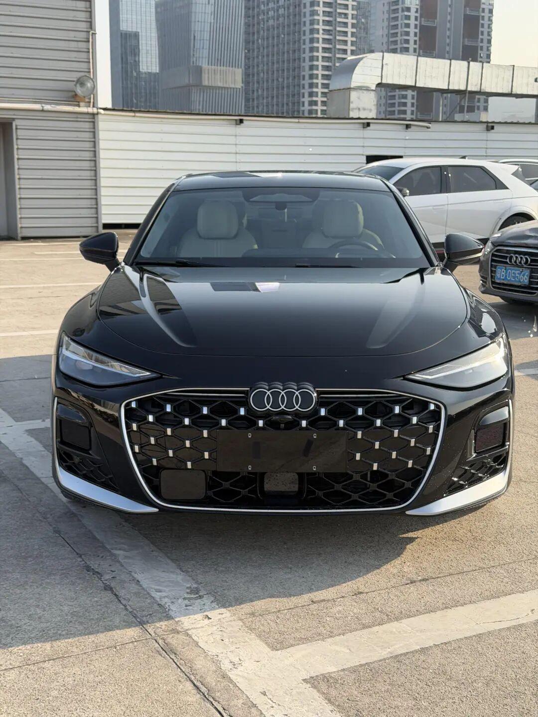 全新一代奥迪A6L现身街头，外观非常不错，内饰吧～～～交给大家来评价！关键信息