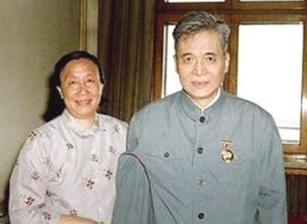 1986年7月29日，邓稼先因大出血抢救无效去世，享年62岁。弥留之际，他曾问妻