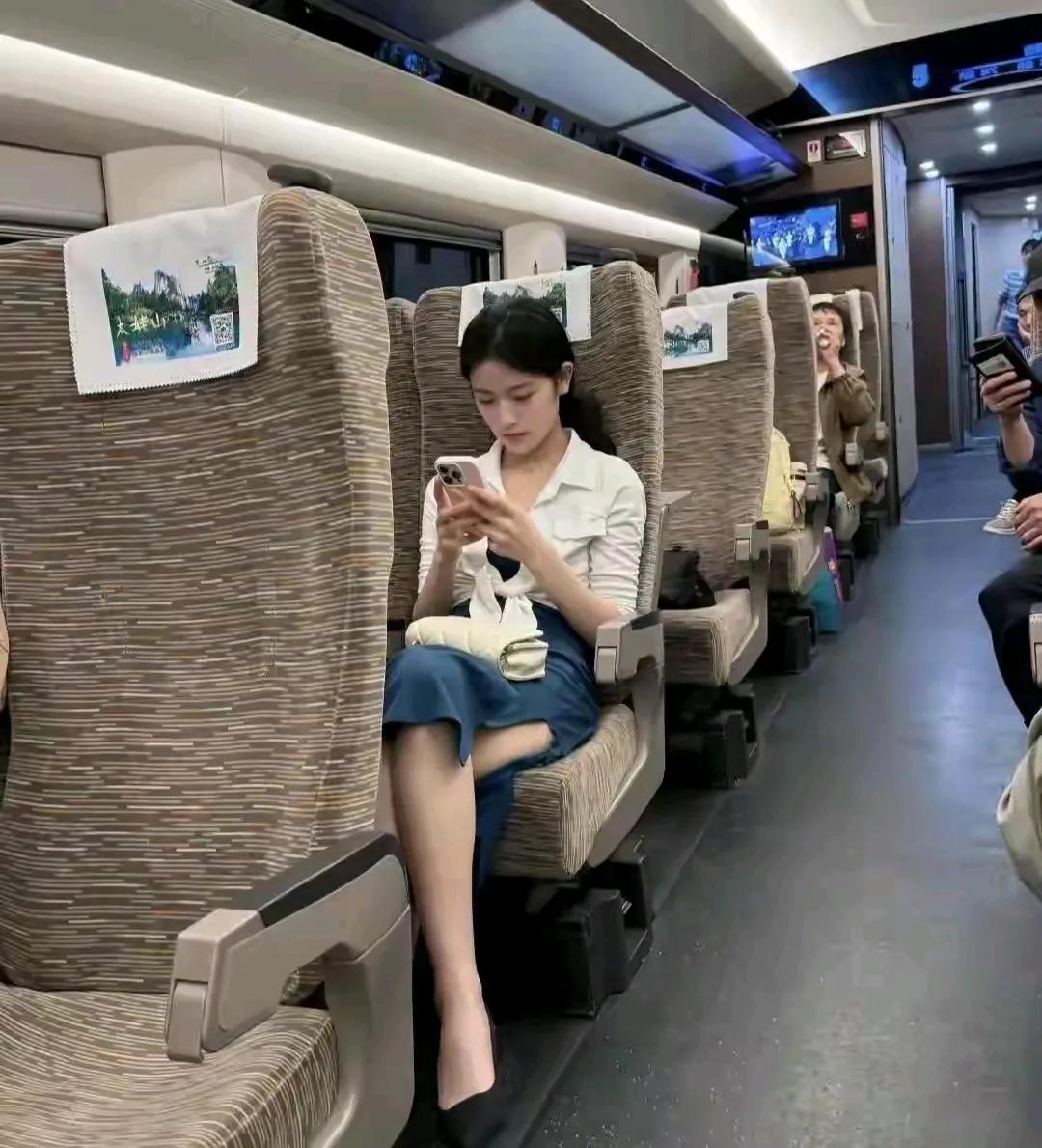 高铁上有幸碰见这么漂亮的一位美女，好想走过去认识一下，加她微信。可是想了半天，