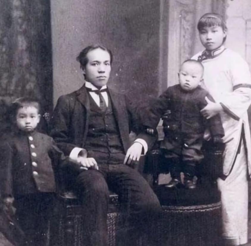 1903年，30岁梁启超和17岁王桂荃行房，次日梁启超却说："我提倡一夫一妻制，