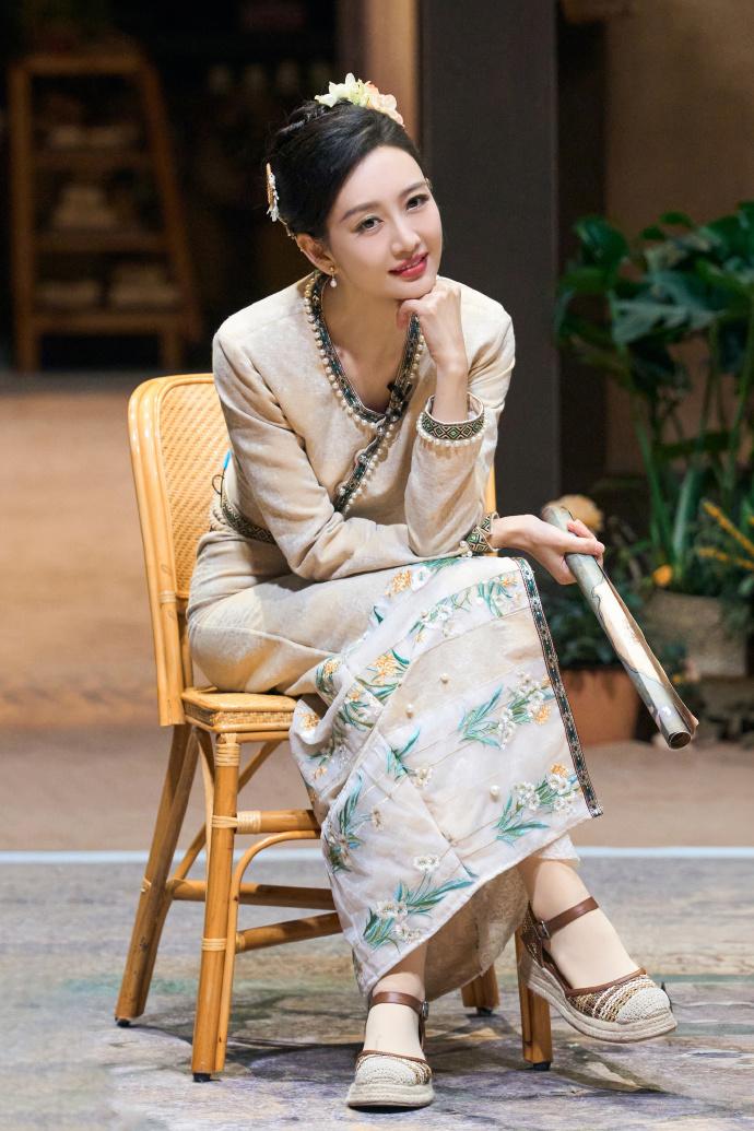 最近王鸥在录制综艺节目的时候走民族风路线，看上去非常的美，也很有时尚风情。她