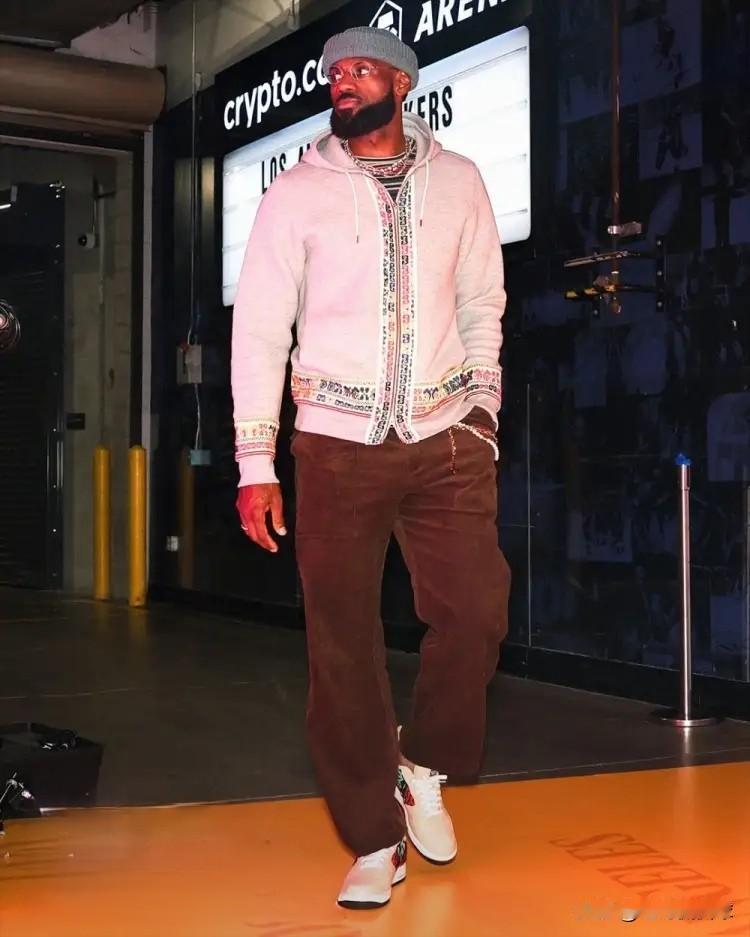 NBA超级球星詹姆斯真是一个胆小鬼，他竟然连加盟西部球队的勇气都没有。今天美国名