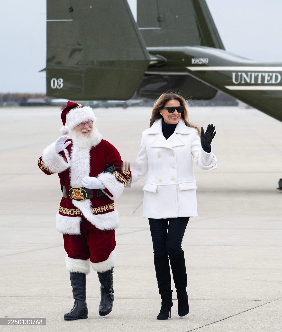 梅拉尼娅这两天的穿搭👇（前两张的白色外套来自ProenzaSchouler；