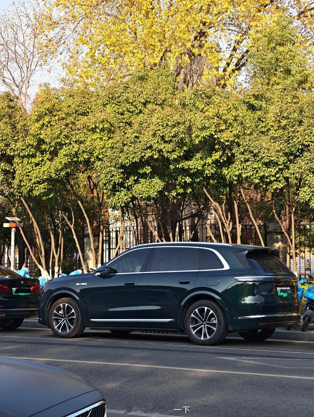 绿色的全新问界M7在某种光线下也挺好看的，有点墨绿色的感觉，又不是享界S9T那种