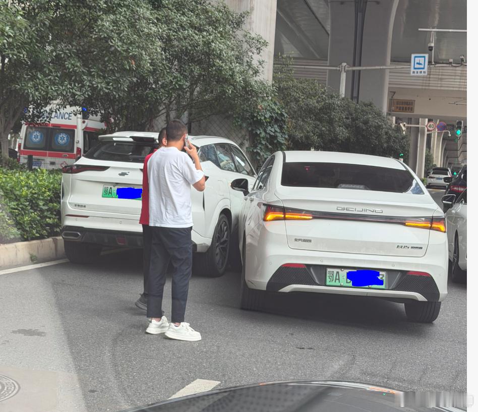 有时候是真心弄不懂这类事故，这是咋撞上去的。这两个不常见的新能源车型，是彼此看对