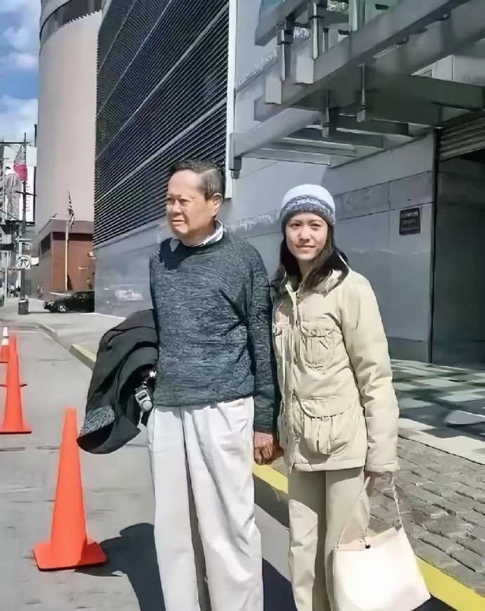 杨振宁103岁老而弥坚，49岁妻子翁帆默默陪伴，21年婚姻幸福美满！