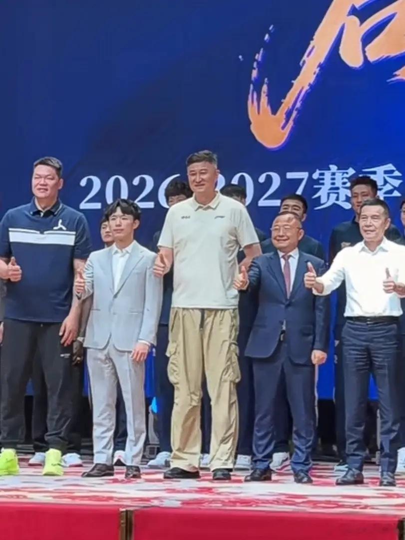 广东宏远新赛季出征仪式正式启航！广东省篮球协会会长、宏远总教练——杜锋广东宏远荣