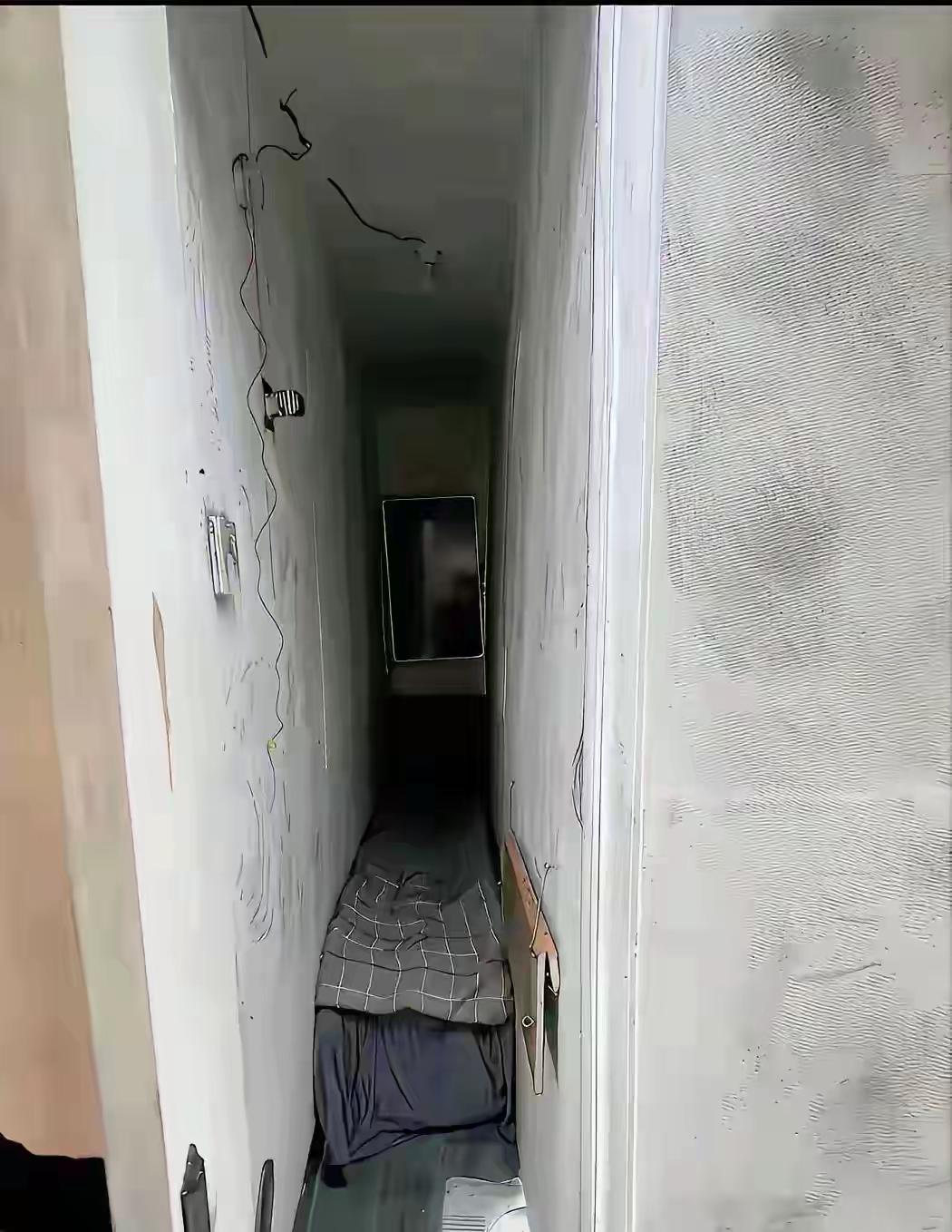 看看吧很多人只盯着香港高薪，连洗碗工月薪都能到三万，却忽略了光鲜背后的真实