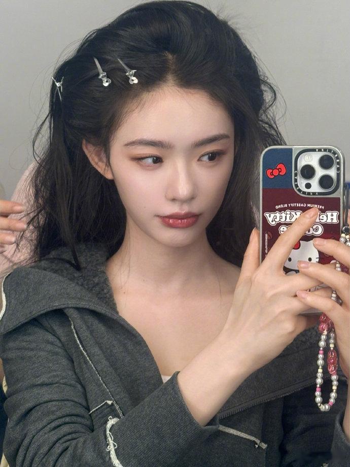 林允和父母在横店一起过年林允在爸妈面前还是小女孩谁懂啊！在横店拍戏也能和爸妈