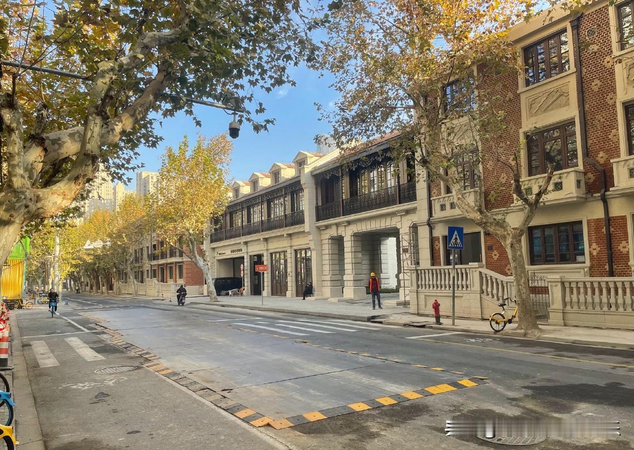 落寞的上海市中心上周日娃去黄浦青少年宫比赛，因为地处原卢湾区，平时很少来逛，