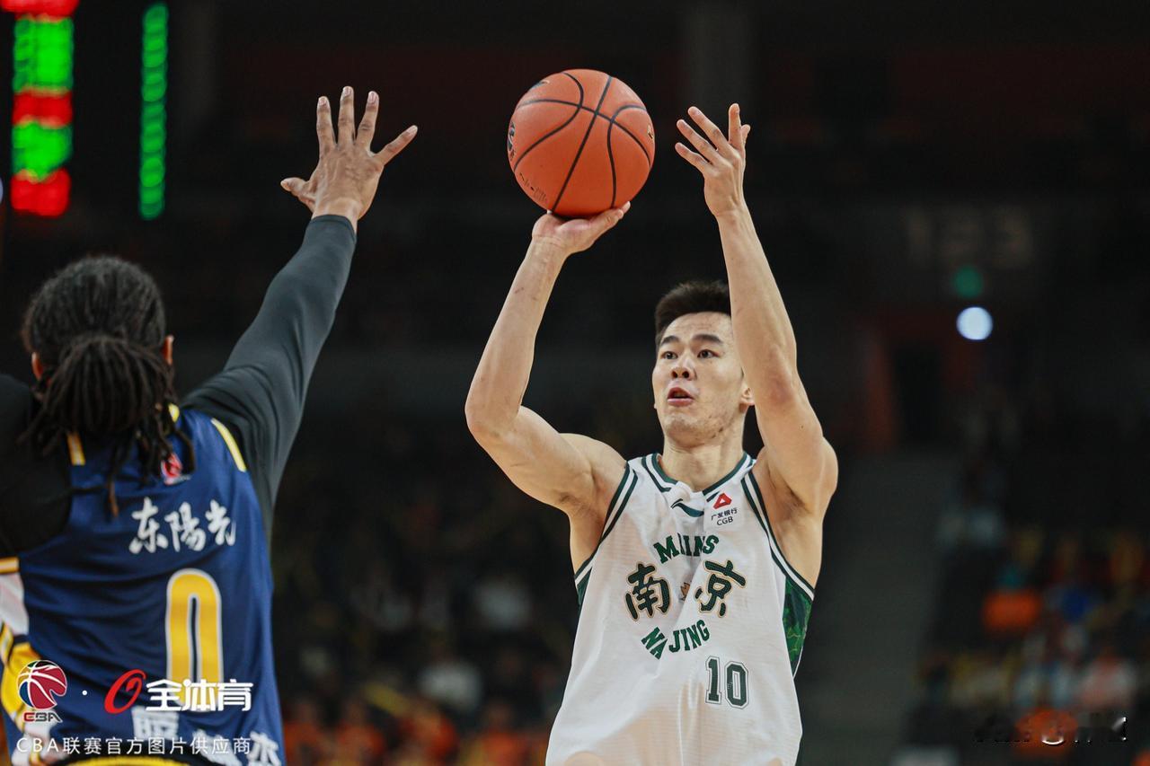 在郭昊文狂砍42分的“里程碑”之夜，忍不住说一段往事。2018年的U18亚洲