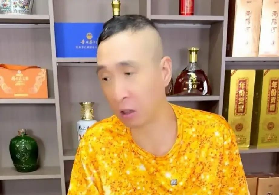 这年头明星带货翻车，背锅的怎么永远是“底下工人调错配方”昨天“条子”在直播间里聊起“广坤”卖酸菜出大