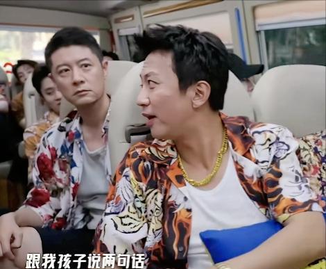 邓超录制“五哈”时，让飞行嘉宾任重对着镜头，和自己的孩子说两句话：“因为他们喜欢