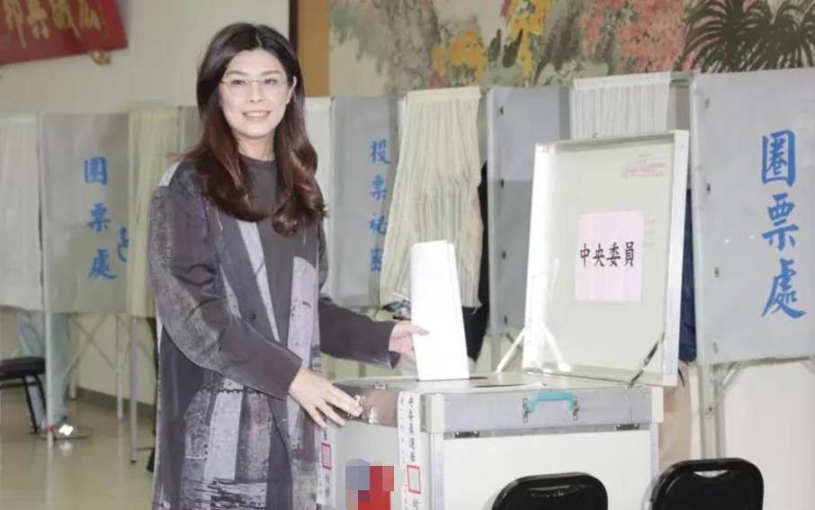 国民党中央委员选举郑丽文花8分钟圈票还险些塞不进票箱国民党今天（27日）举