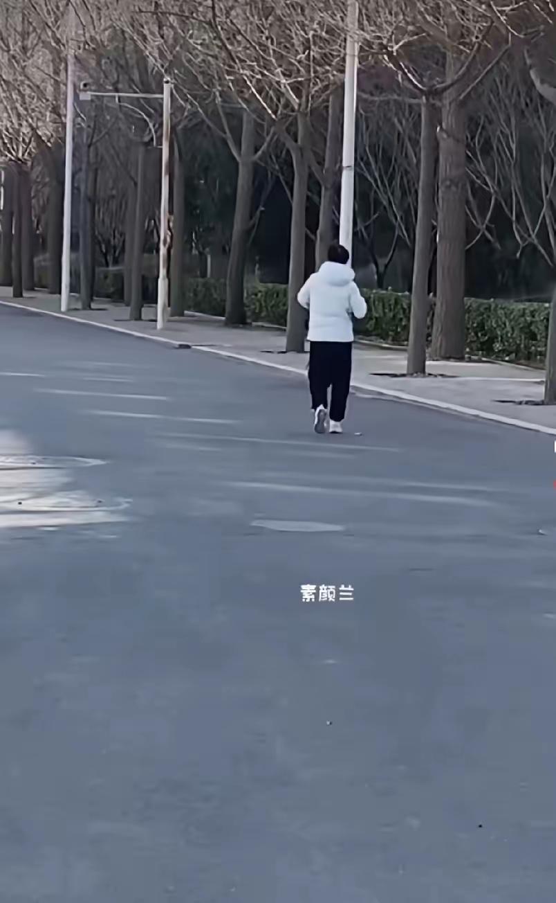网友甲：看到莎莎形单影只的背影渐渐远去，太心疼了。网友乙：莎莎已经达到了一个新
