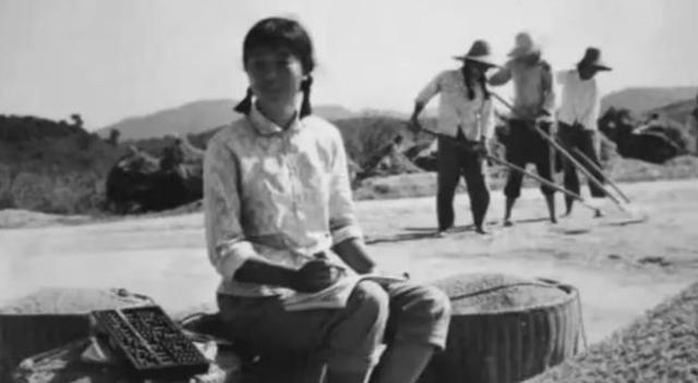 1974年，一21岁女知青夜间独自去厕所时神秘失踪。连队把整座山翻了个遍，却仍然