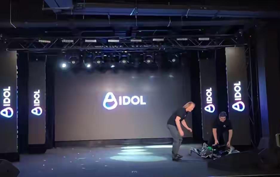 这下丢人丢到国外了，全世界都知道你俄罗斯的机器人出场就摔倒了。没错，在各个国家