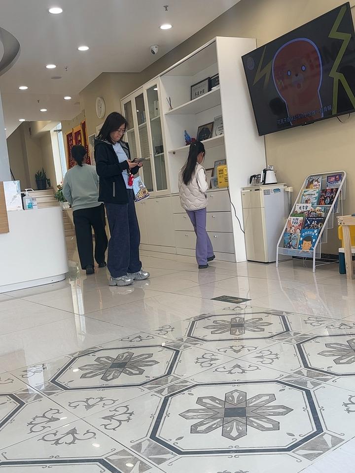 右边两颗牙种植一周了，历经头三天的煎熬，逐渐平稳下来了，来口腔医院清洗口腔，医生