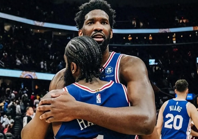 很多人在问哈登为啥生恩比德气！科普一下首先，哈登为了76人，牺牲太多了，降薪