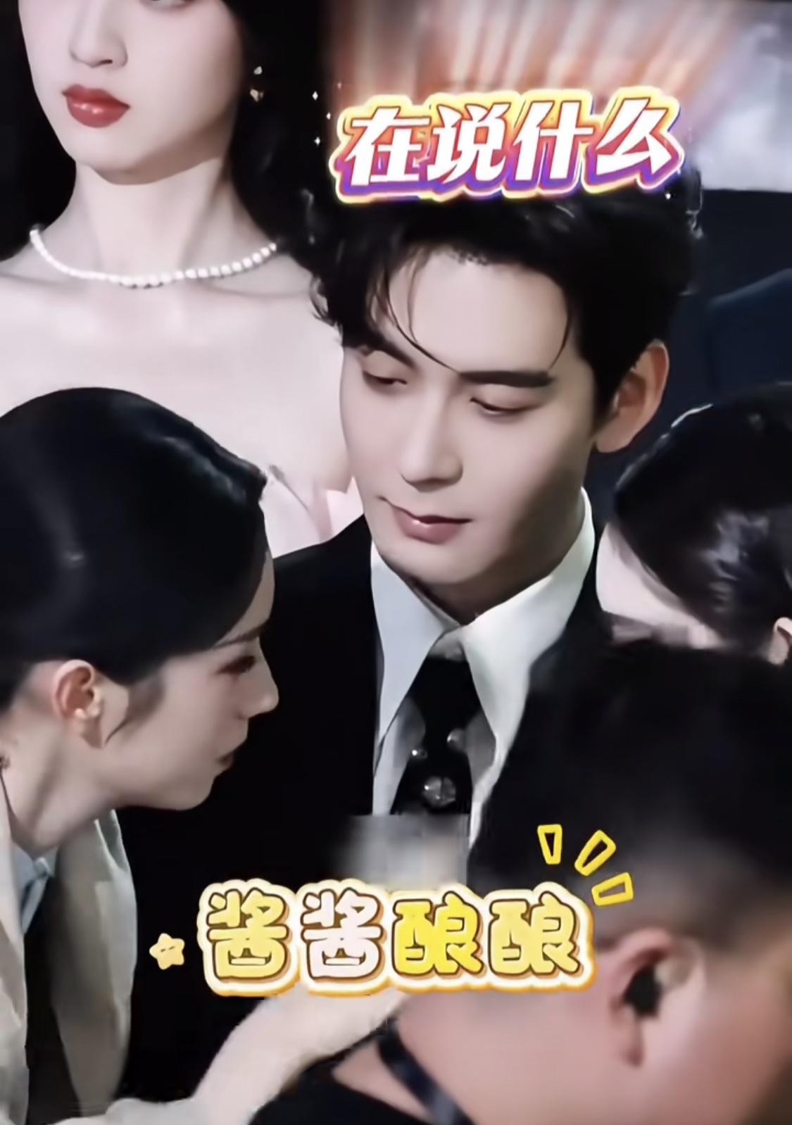 陈星旭说不是能说她们聊什么，说了就没有他的位置了。陈星旭坐在周也和王玉雯中间