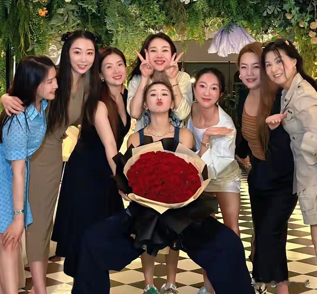李小萌晒40岁生日照好漂亮！王雷为老婆煮长寿面，俩胖儿子真喜人。“娃娃脸”女演员