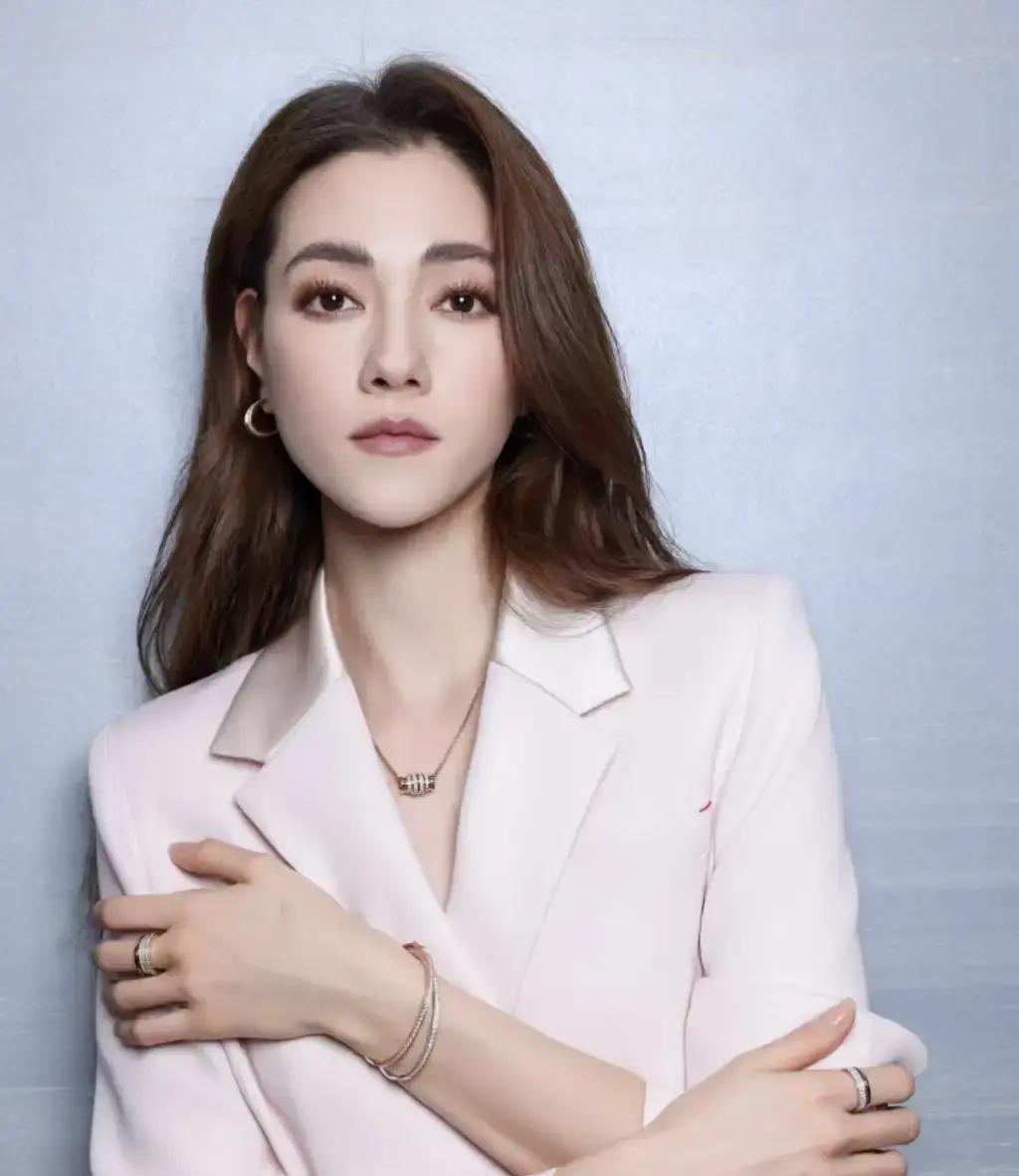 Lisa与LV三公子分开了，这类豪门恋情的结局，往往早有迹可循。圈里人都明白