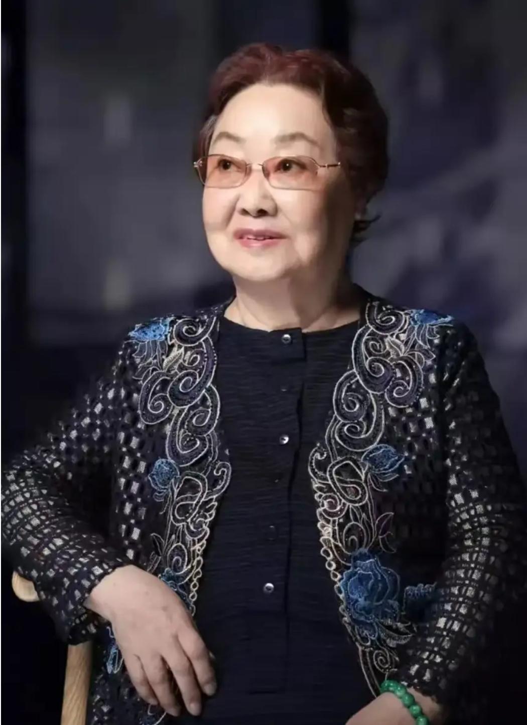 1998年，第二任丈夫万兆元病故后，郭兰英再没找过伴儿。台上唱了一辈子，台下两段