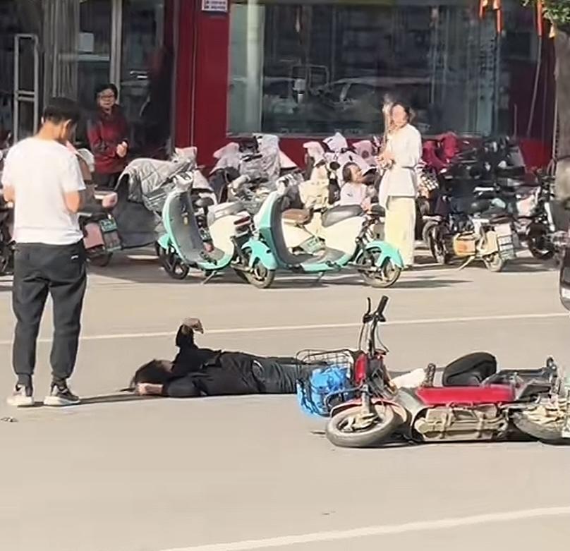 快来个懂行的解释一下这是怎么回事，一名女子骑电车被小车撞倒，女子躺在地上浑身抽搐