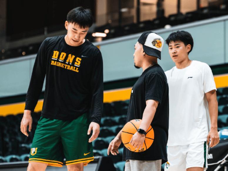 王俊杰和赵维伦两个人在大学里是一个队的，相比于王俊杰已经成为队内的绝对核心，赵维