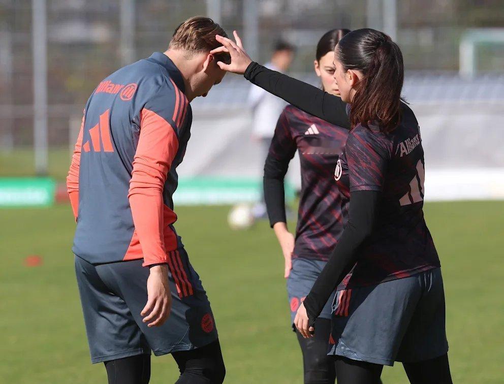 乌尔比希的兄弟路易斯自去年夏天以来一直担任拜仁慕尼黑女队守门员教练。