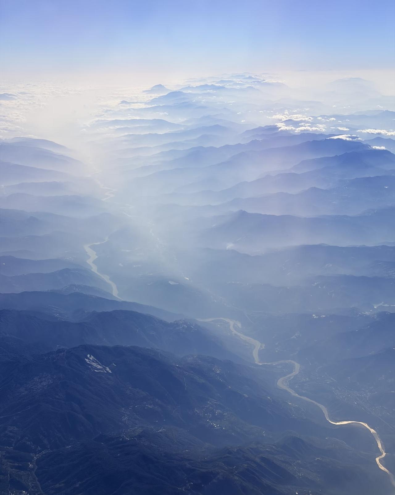 哀牢山[呲牙笑]云南地如其名延绵不断的山上总是有一层云海看到一片非常美丽的