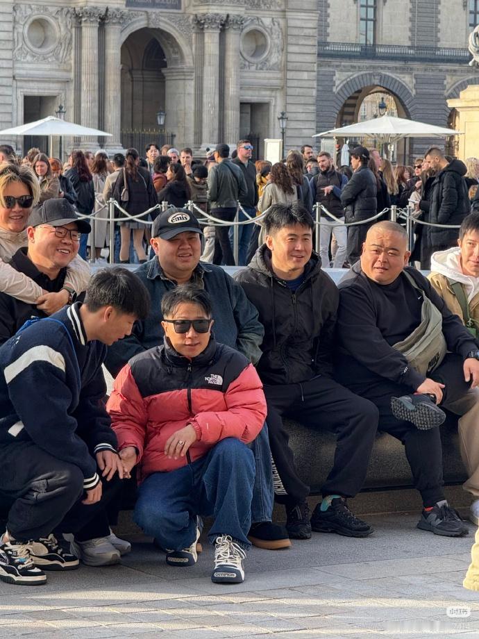 岳云鹏巴黎办相声专场，岳嫂郑敏也跟着来了！到了巴黎，主办方自然是要带着好好转转，