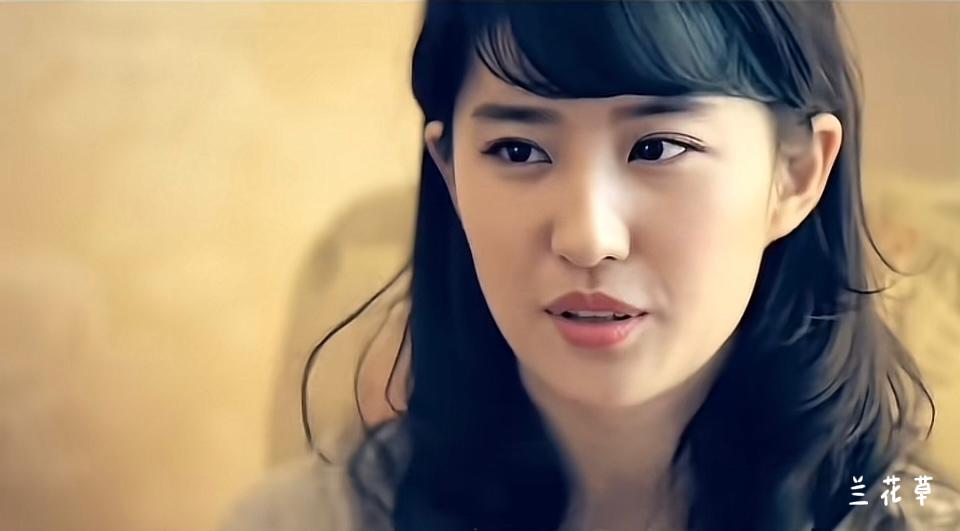 2013年的刘亦菲。这是她在接受杂志采访时的影像，貌似和目前的她有些区别。