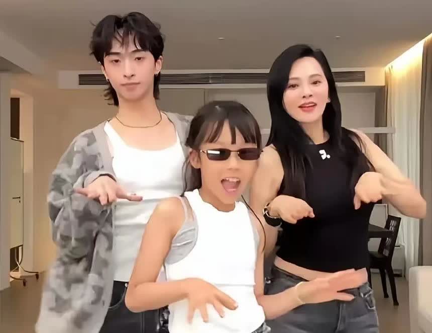 伊能静也是最爱孩子，一个人把两个孩子照顾的真好，庾恩利随着伊能静嫁给秦昊，小米粒