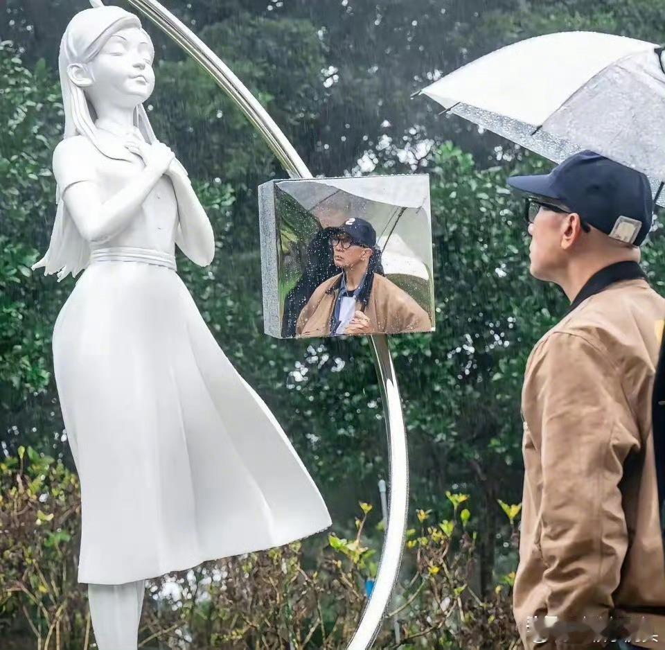 我如果路过这里，完全认不出这个是大s的雕像，就是一个普通漂亮小女孩雕像，毫无辨识