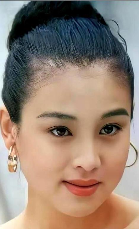 1999年北京的产房里，赵明明刚拼尽全力生下女儿，浑身脱力地躺在病床上，连抬手的